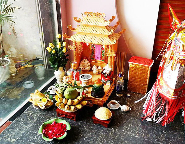 Đặt bàn thờ Thần Tài Thổ Địa ở cửa ra vào tầng 1