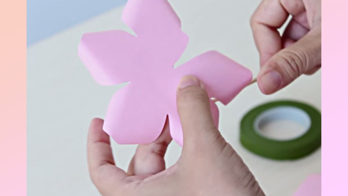 Tạo độ cong và chiều sâu cho cánh hoa để trông tự nhiên