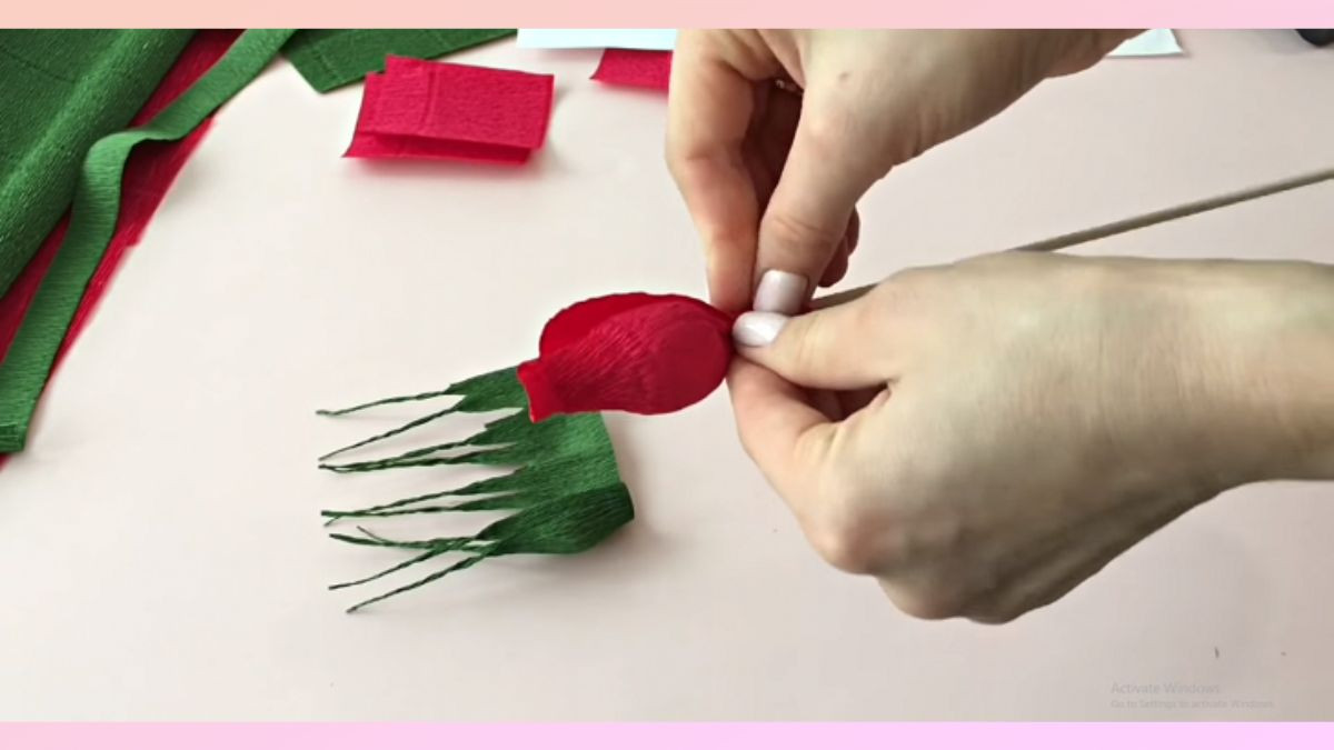 Đặt viên kẹo vào cánh hoa để tạo nhụy và cố định bằng keo nến