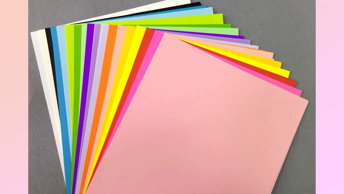 Các vật liệu cần thiết để làm hoa bằng giấy A4: giấy, kéo, keo, que tre