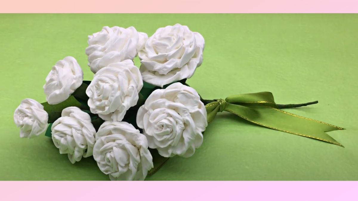 Tạo ra những bông hoa mềm mại từ giấy vệ sinh