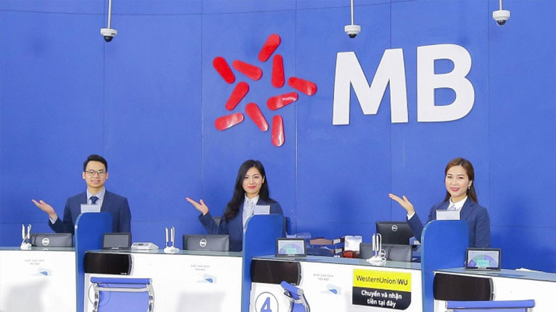 Người dùng gọi điện đến tổng đài chăm sóc khách hàng của MB Bank