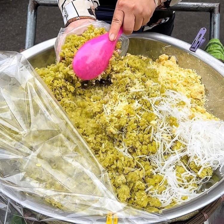 Món cháo sườn sụn nóng hổi, một đặc sản ẩm thực Chợ Đồng Xuân