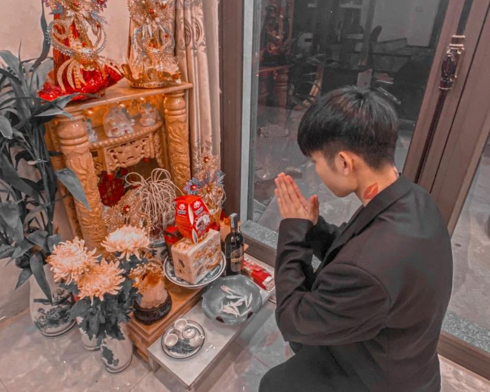 Xin Phép Trước Khi Bao Sái Bàn Thờ