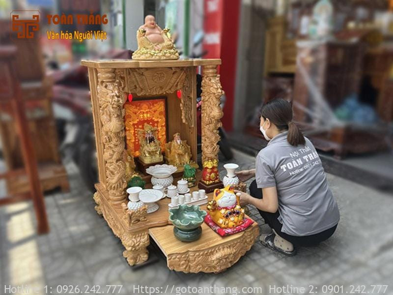 Sắp xếp bàn thờ Thần Tài là quá trình bố trí, bày trí, trưng bày các vật phẩm thờ cúng trên bàn thờ