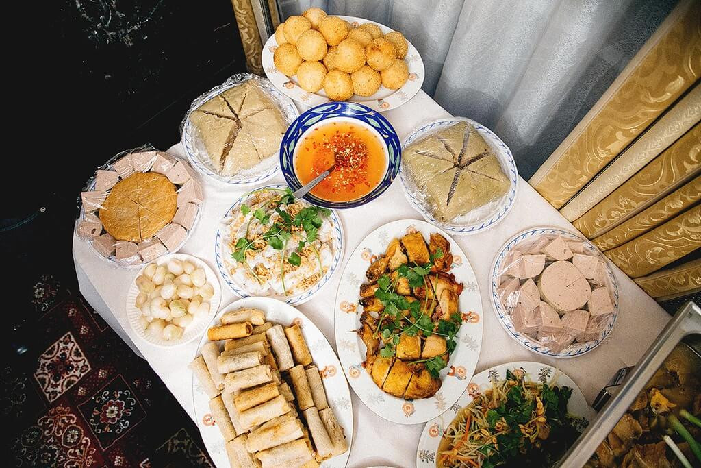 Mâm cơm cúng tất niên thịnh soạn với xôi gấc và nem rán