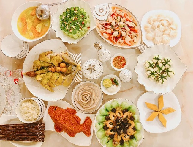 Mâm cơm cúng tất niên với canh măng và bánh chưng