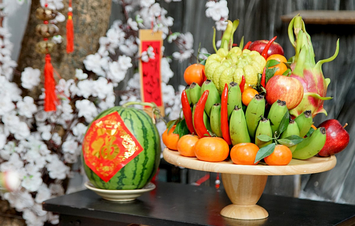Mâm ngũ quả tươi tắn trên bàn thờ ngày Tất Niên
