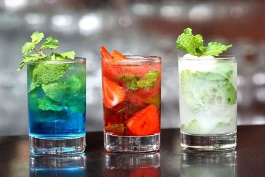 Thưởng thức ly nước soda và mojito mát lạnh