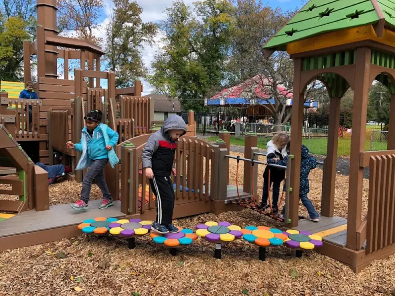 Sân chơi rèn luyện thăng bằng với cầu dây và cầu hình hoa