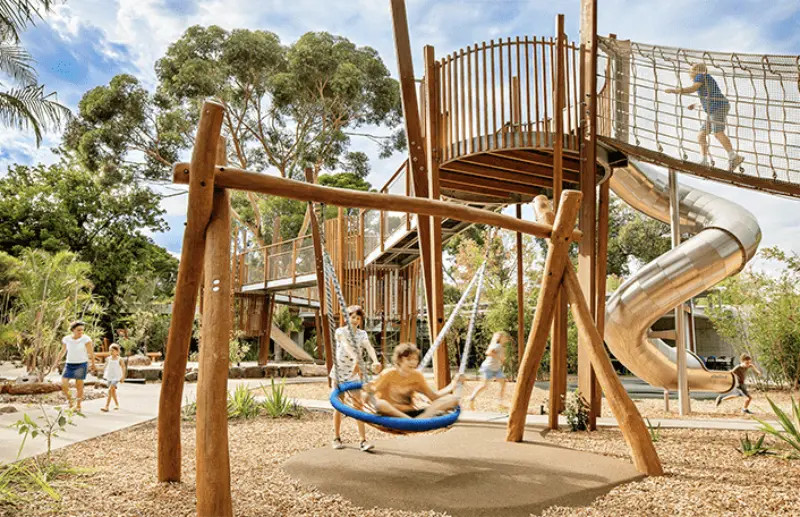 Khu vui chơi bằng gỗ trên nền đá nhỏ