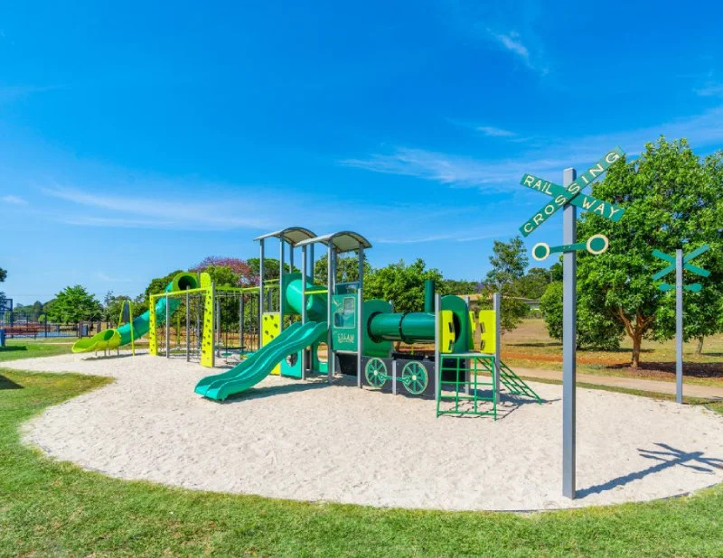 Khu vui chơi trên nền cát với mô hình tàu hỏa