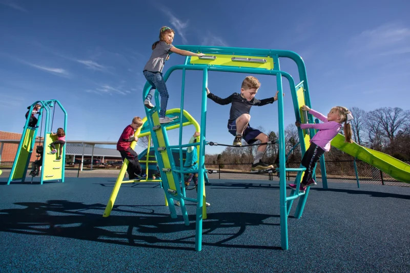 Sân bê tông sơn xanh đậm tăng cường vận động