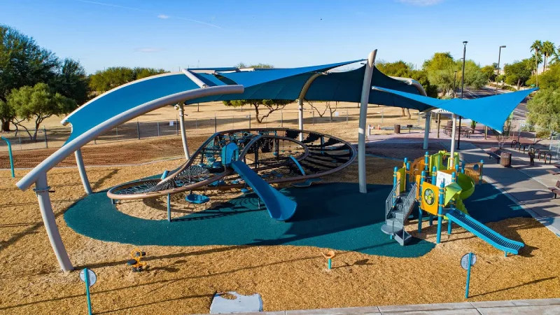 Sân chơi có mái che màu xanh mát mẻ