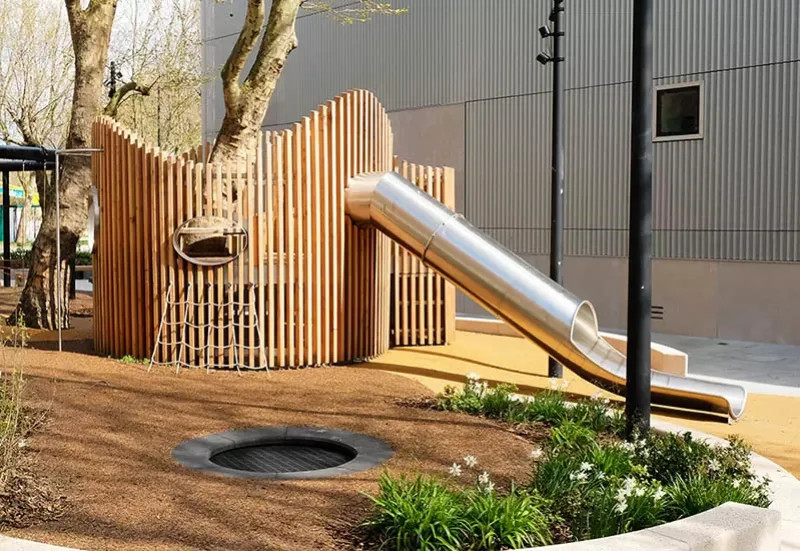 Sân chơi vận động với lối vào dây lưới và ống trượt