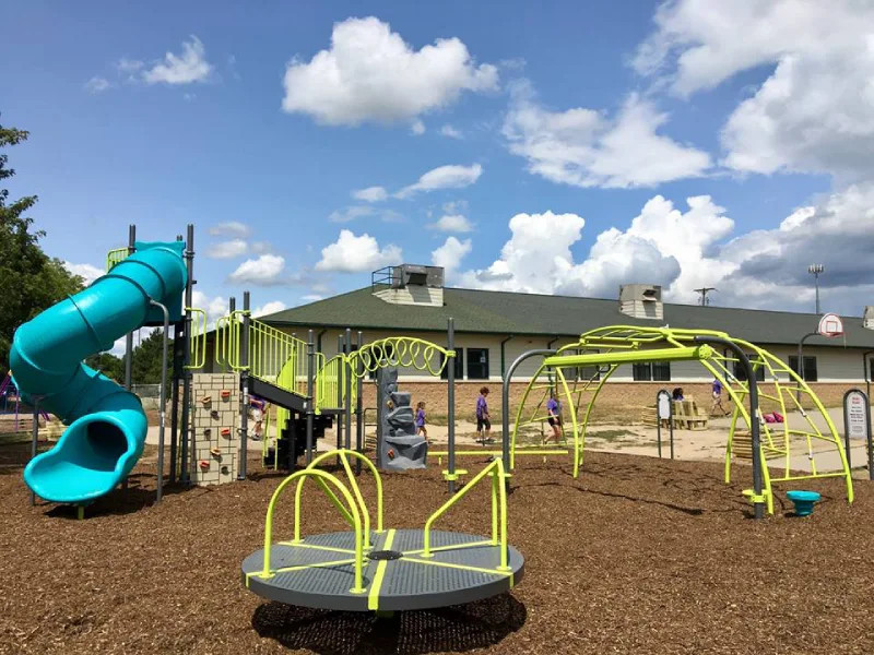 Khu vui chơi đơn giản đáp ứng nhu cầu vận động cơ bản