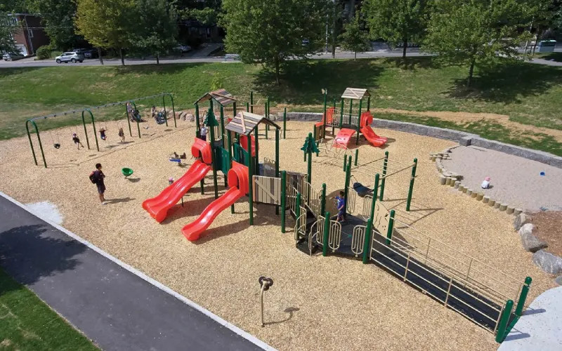 Khu vui chơi công cộng rộng lớn với nền đất và cát