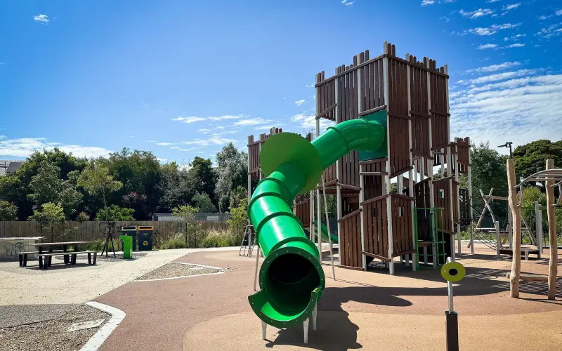 Sân chơi sáng tạo với hình khối gỗ và kim loại