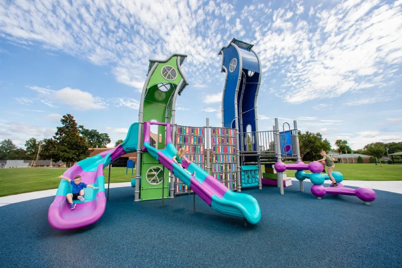 Sân chơi ngoài trời kết hợp màu hồng và xanh