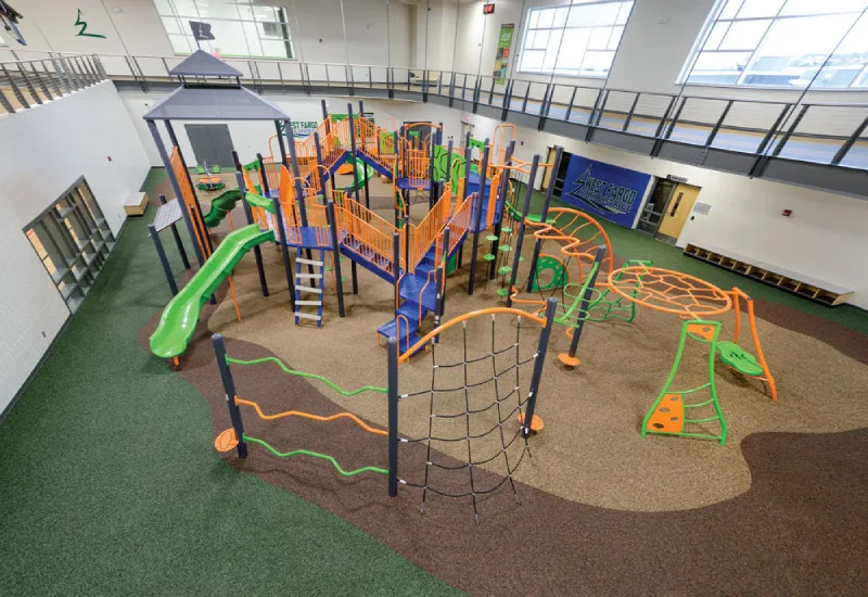 Không gian sân chơi sáng sủa với sàn êm ái