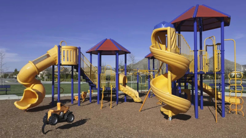 Sân chơi đáng yêu với thiết bị màu vàng tím