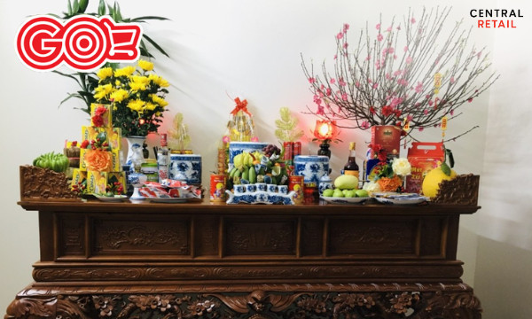 Bàn thờ ngày Tết được trang trí hoa cúc vàng và mâm ngũ quả