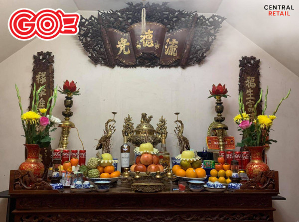 Các loại trái cây tươi như dưa hấu và dưa hoàng kim trang trí bàn thờ