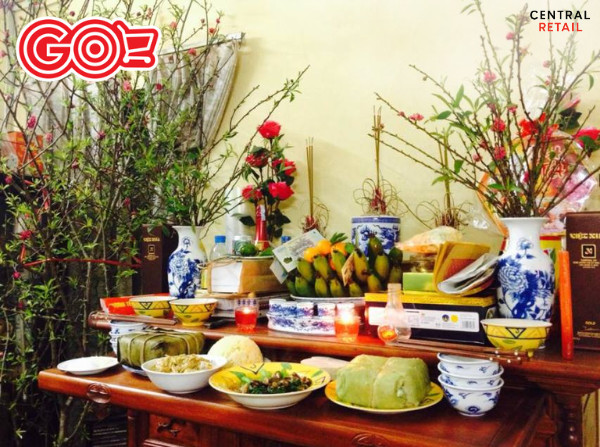 Bánh chưng xanh được bày trên bàn thờ ngày Tết