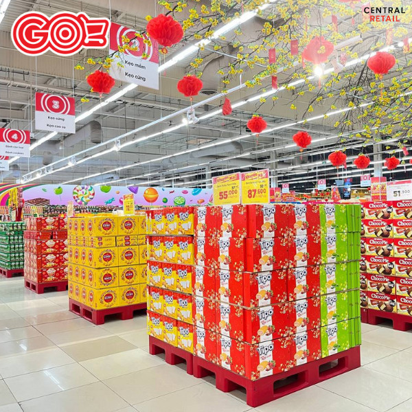 Cận cảnh bàn thờ trang trọng với hoa và trái cây ngày Tết