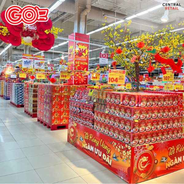 Góc bàn thờ nhỏ được trang trí tối giản nhưng đầy đủ