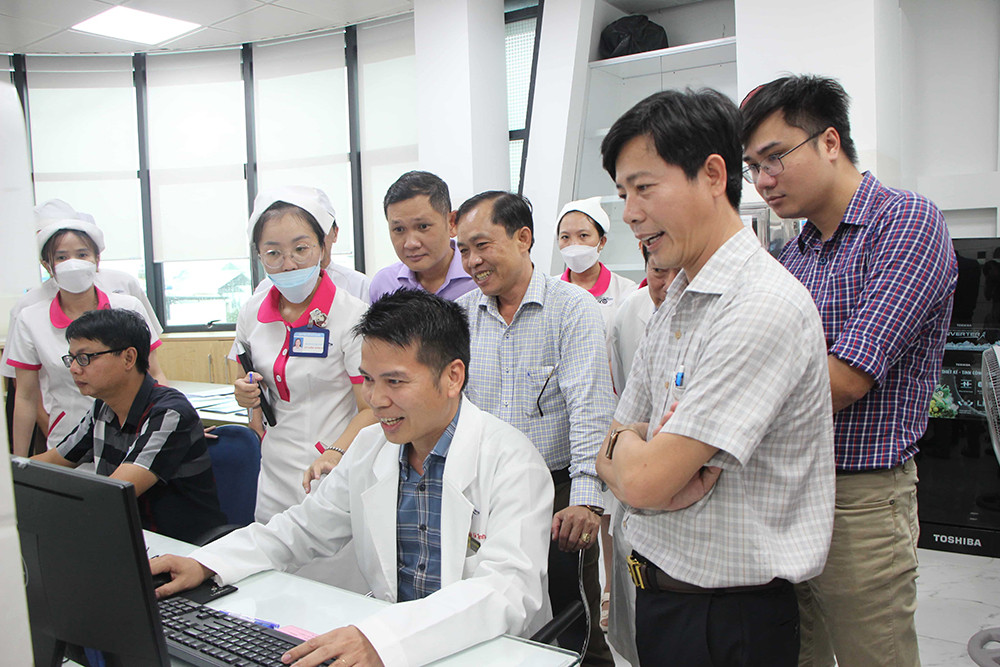 Hội đồng thẩm định khảo sát, kiểm tra tại các khoa, phòng Bệnh viện Mắt Long Xuyên