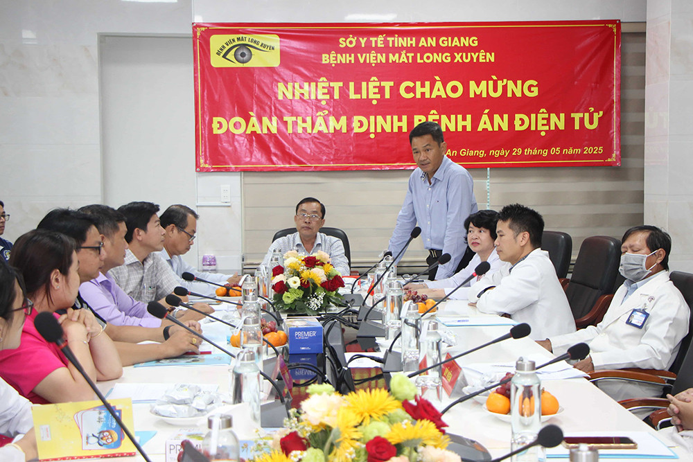 Ông Lê Thanh Thuấn, Chủ tịch HĐQT Bệnh viện Mắt Long Xuyên, phát biểu