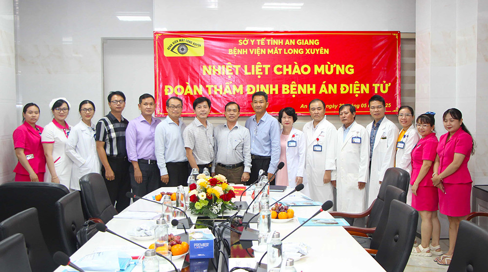 Đoàn thẩm định chúc mừng Bệnh viện Mắt Long Xuyên đạt chuẩn bệnh án điện tử