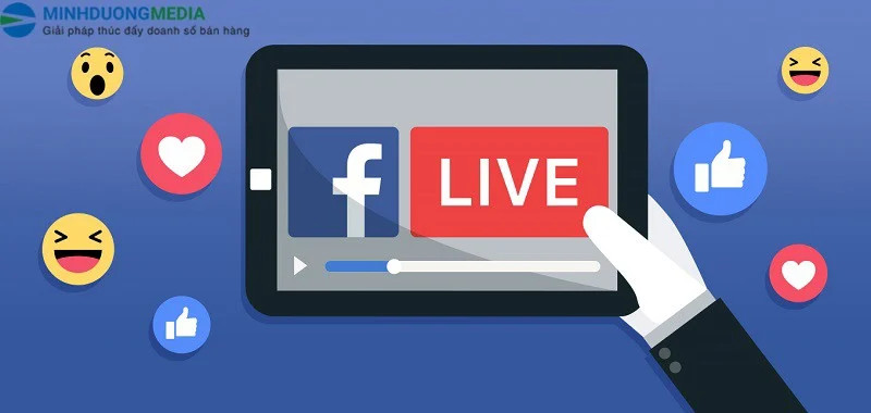 Người phụ nữ đang livestream trên điện thoại