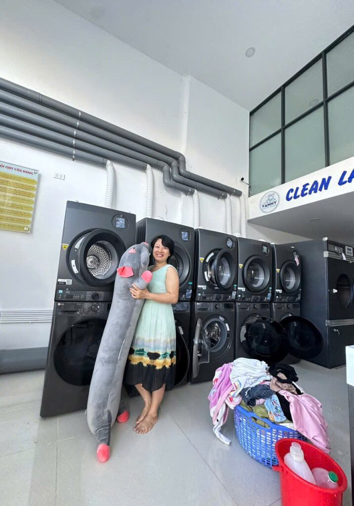 Nhân viên Giặt Ủi Vanny Nha Trang đang sắp xếp đồ đã giặt