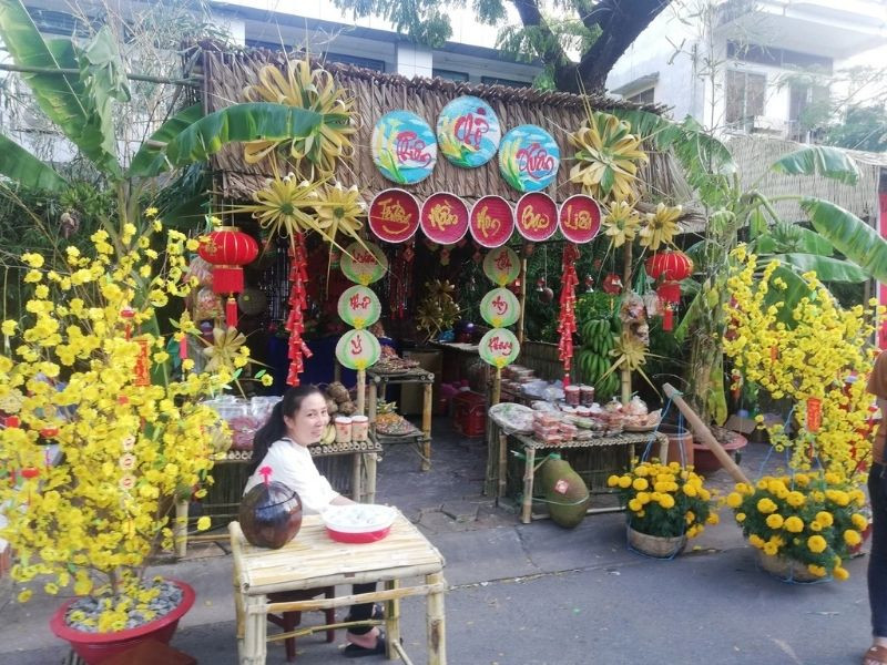 Gian hàng ẩm thực Tết với phong cách truyền thống