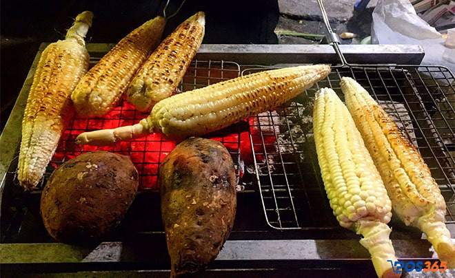 Ngô nướng, khoai nướng nóng hổi