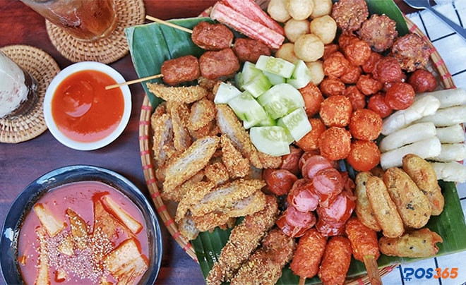 Nem chua rán, xúc xích chiên giòn rụm