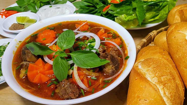 Bánh mì bò kho đậm đà hương vị