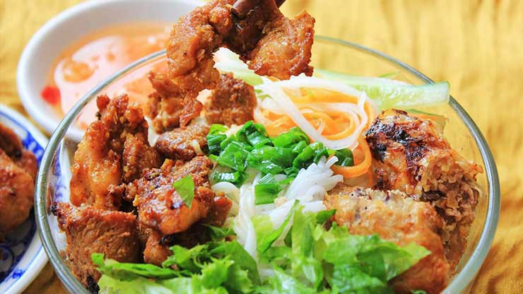 Bún thịt nướng với chả giò và rau sống