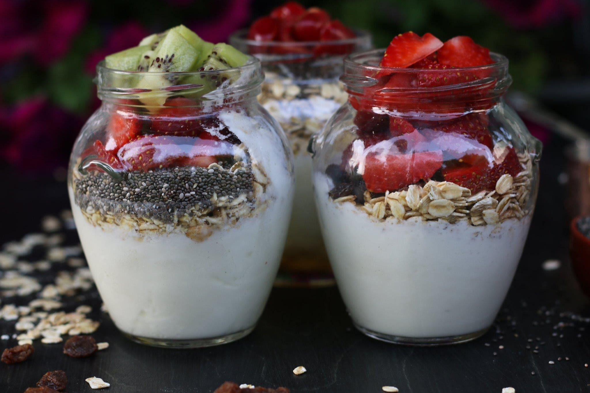 Bát yến mạch trộn hoa quả và sữa chua