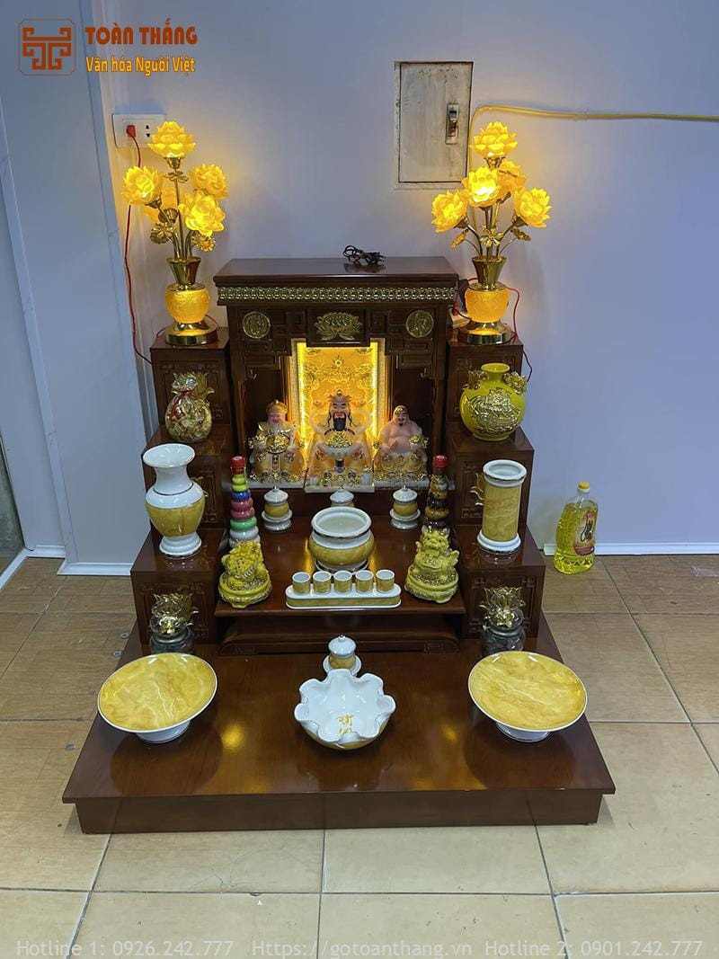 Ông Cóc ngậm tiền mang ý nghĩa giữ tài lộc, đặt bên trái đĩa trái cây