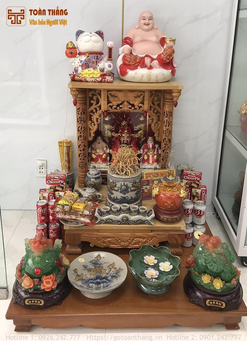 Sắp xếp ba hũ gạo, muối, nước trên bàn thờ Thần Tài