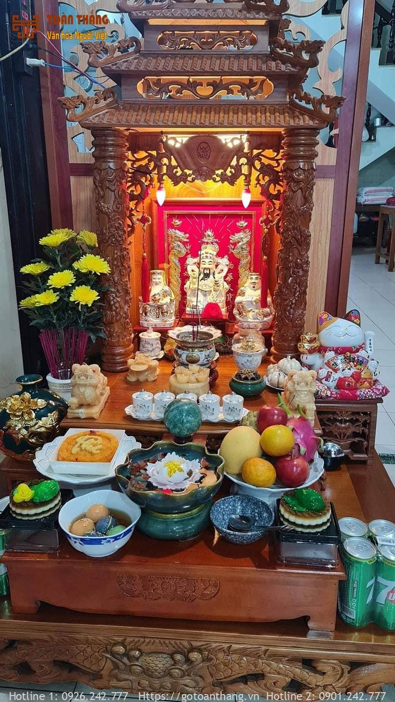 Cách đặt tượng Ông Địa bên phải, Thần Tài bên trái theo hướng nhìn từ ngoài