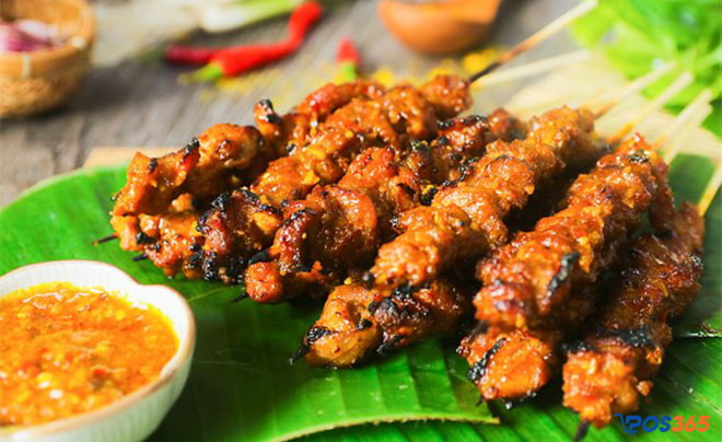 Thịt xiên nướng thơm lừng, nóng hổi