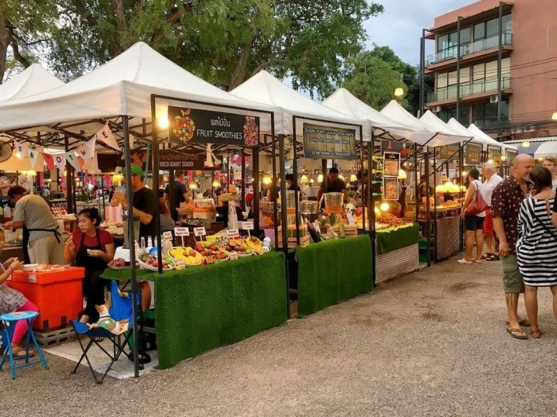 Gian hàng ẩm thực thu hút khách hàng