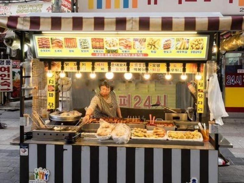 Gian hàng ẩm thực với món ăn ngon và thiết kế bắt mắt