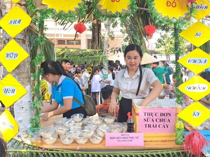 Gian hàng ẩm thực hội trại ngoài trời