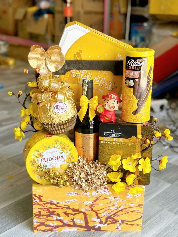 Giỏ bánh kẹo Tết màu vàng rực rỡ với nhiều loại bánh hấp dẫn