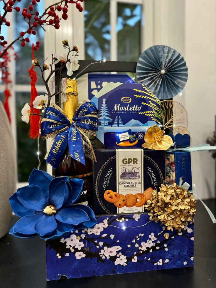 Giỏ quà bánh kẹo Tết màu xanh dương trang nhã, mang đến cảm giác bình yên